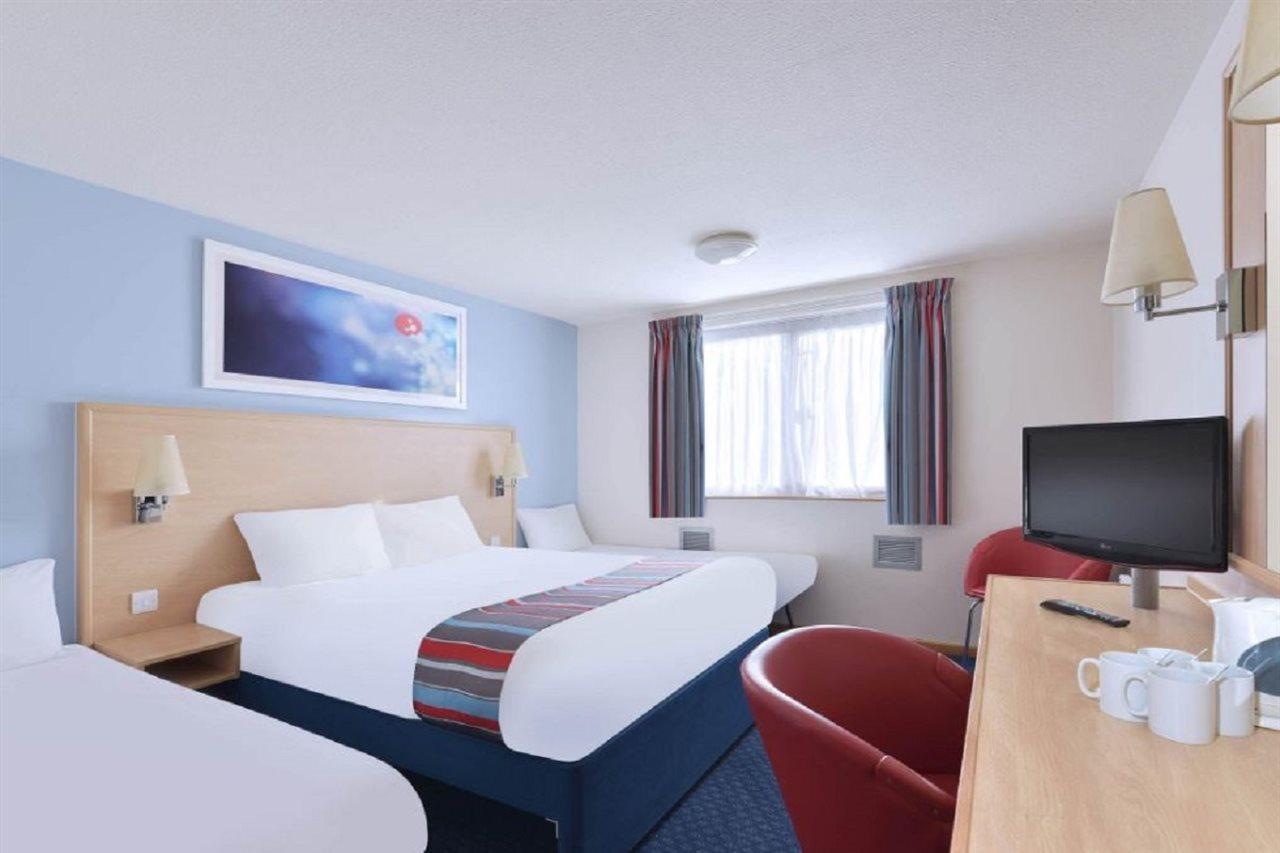 Travelodge Alton Four Marks Eksteriør bilde